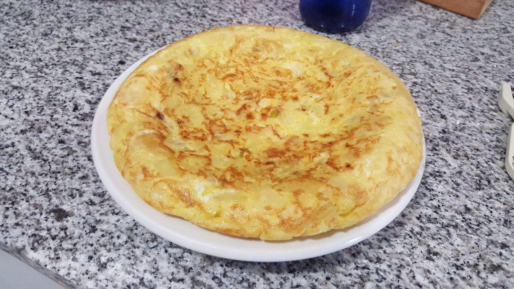 Tortilla de patata con cebolla y poco hecha